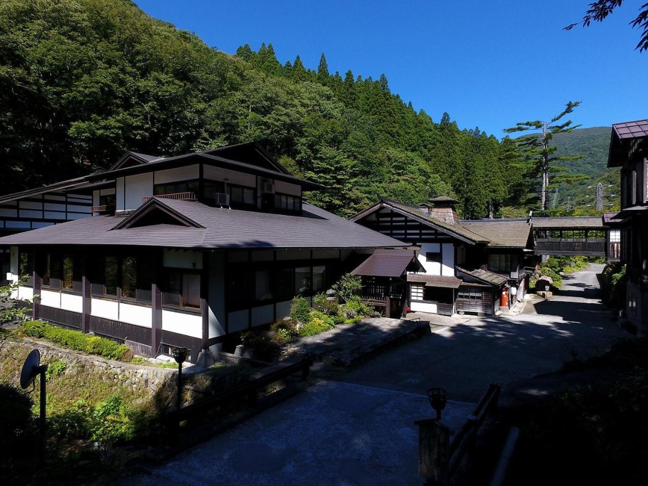 Отель Houshi Onsen Chojukan Минаками Экстерьер фото