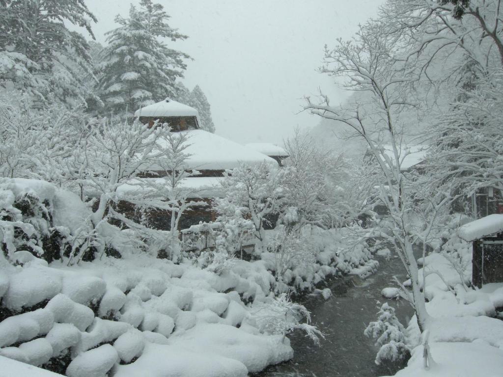 Отель Houshi Onsen Chojukan Минаками Экстерьер фото