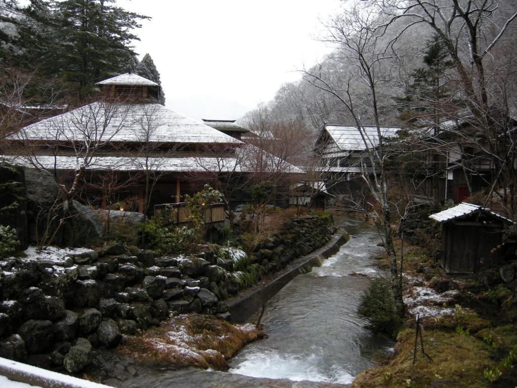 Отель Houshi Onsen Chojukan Минаками Экстерьер фото